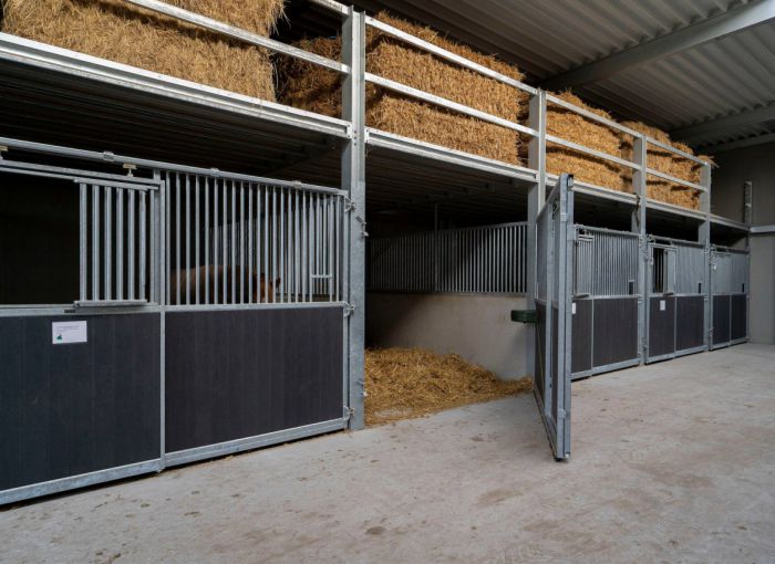 Facade sur cadre pivotant à 180 d° avec porte glissante intégrée