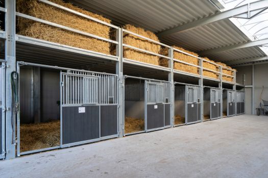 Grenier à Paille ou de rangement, pourquoi ne pas profiter de cet espace pour gagner en temps et organisation de travail dans votre écurie