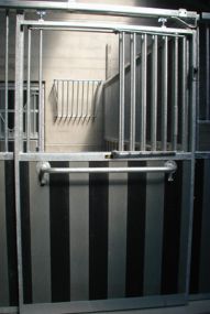 Porte glissante de box avec grille- portillon