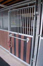 Porte glissante de box avec grille barreaux