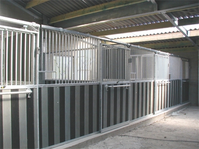 Facades fixes de box à chevaux avec porte glissante