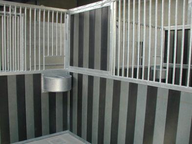 Separation fixe de box avec grille et planches supérieures