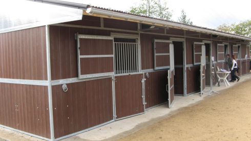 Le "Corridor", modèle d‘écurie en alignement avec un couloir de service arrière vous permet de travailler à l‘abri de toutes les intempéries