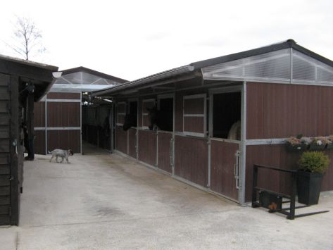 Ecurie complète "COTTAGE": modèle de base de 3m x 3.30 avec auvent de 1m en façade