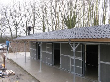 Ecurie COUNTRY de Westland est le modèle de base avec un large et confortable auvent