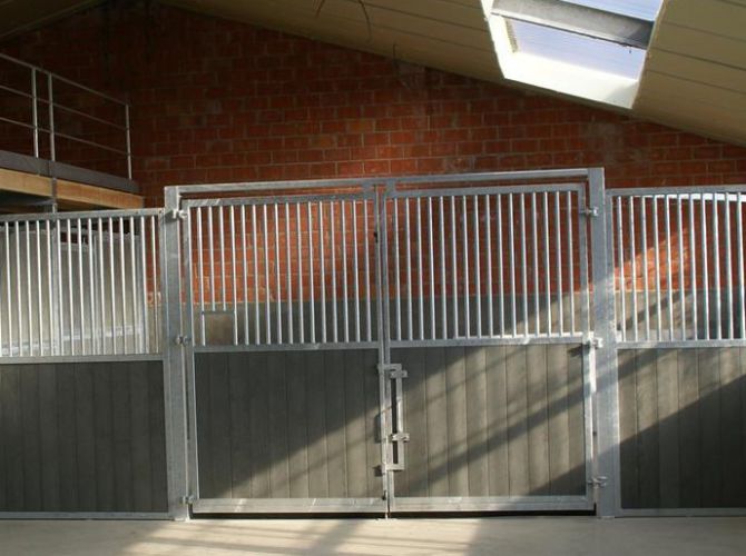Façade ouvrante en 2 parties pour loge d‘écurie