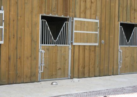 Porte à double battant pour box-cheval avec grille col de cygne