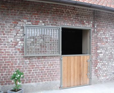 Porte à double battant pour box-cheval avec fenêtre supérieure et grille de protection amovible