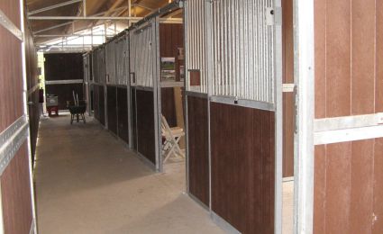 Le large couloir de service du modèle d‘écurie"corridor" de Westland