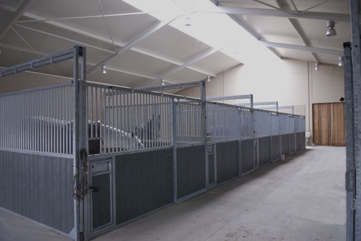 Séparation de boxes glissante dans le couloir, pournettoyage mécanisé hebdomadaire de votre écurie