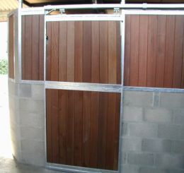 Porte glissante pleine pour sellerie