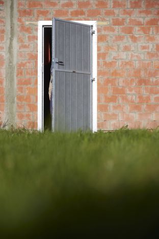 Porte simple sécurisée pour l‘accès a votre écurie ou votre sellerie
