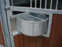 Mangeoire pivotante galvanisée pour box à chevaux