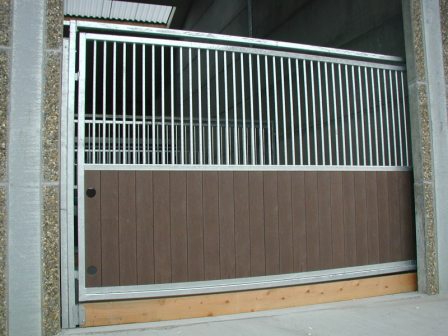 Separation pivotante de box à chevaux pour nettoyage mécanisé en une ligne de votre écurie