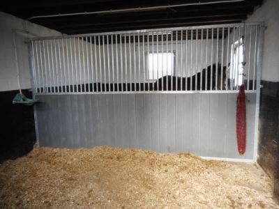 Séparation fixe de boxes avec barreaux supérieurs