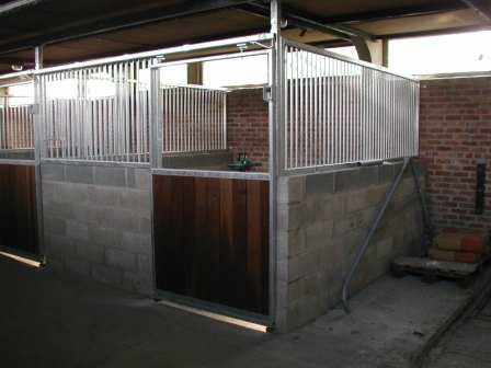 Grille de séparation de boxes sur mur